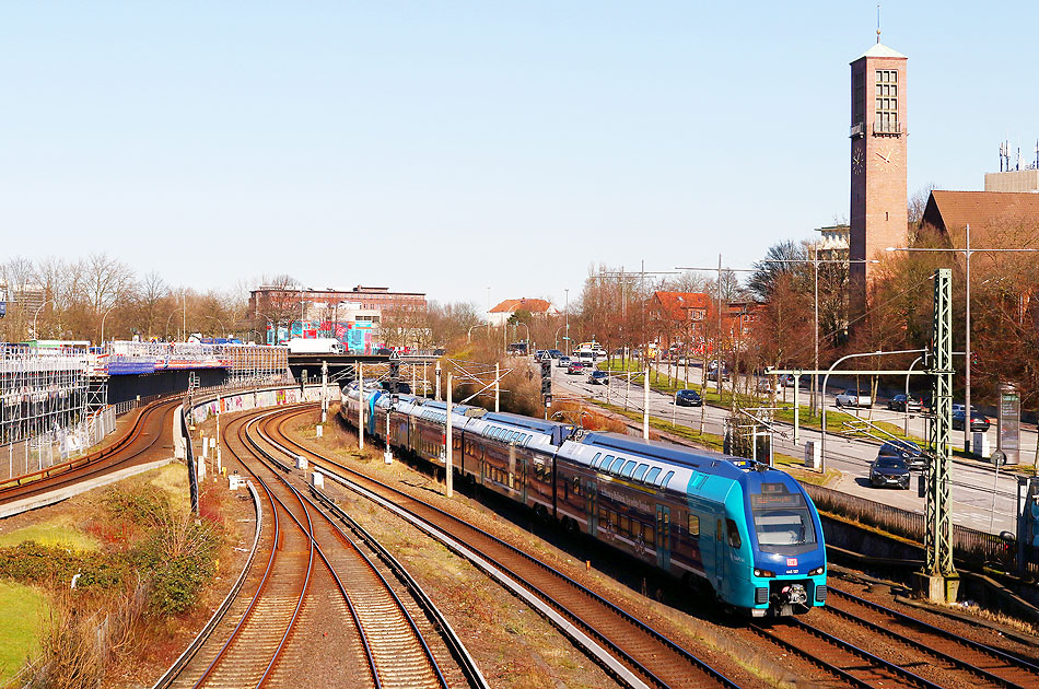 Ein Stadler Kiss Triebzug am Bahnhof Berlner Tor in Hamburg