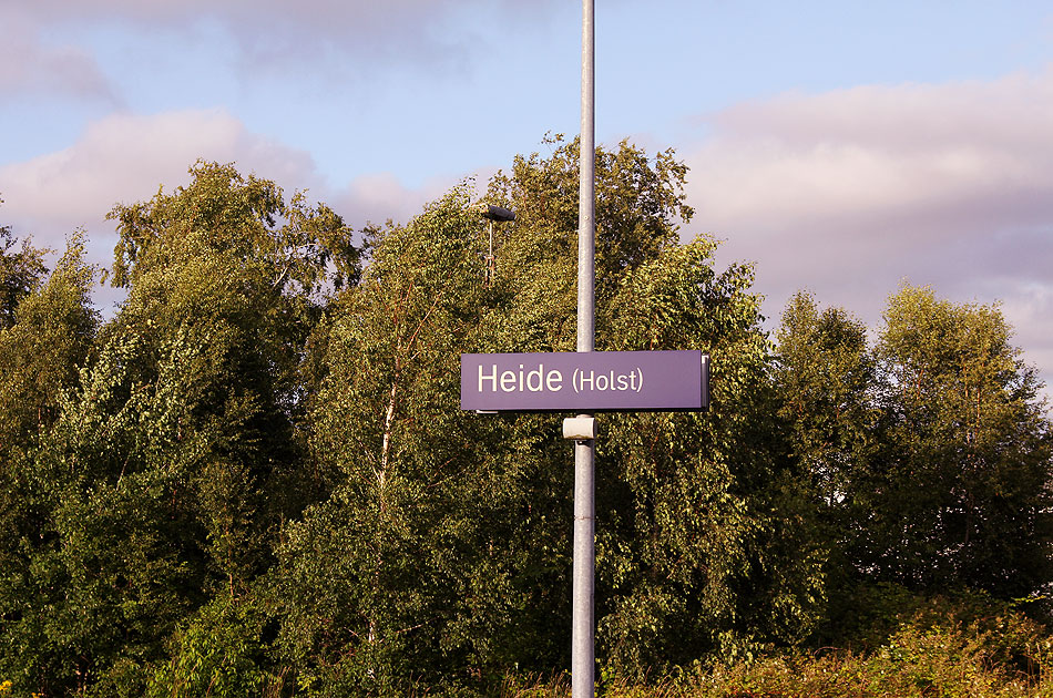 Ein Bahnhofsschild vom Bahnhof Heide in Holstein