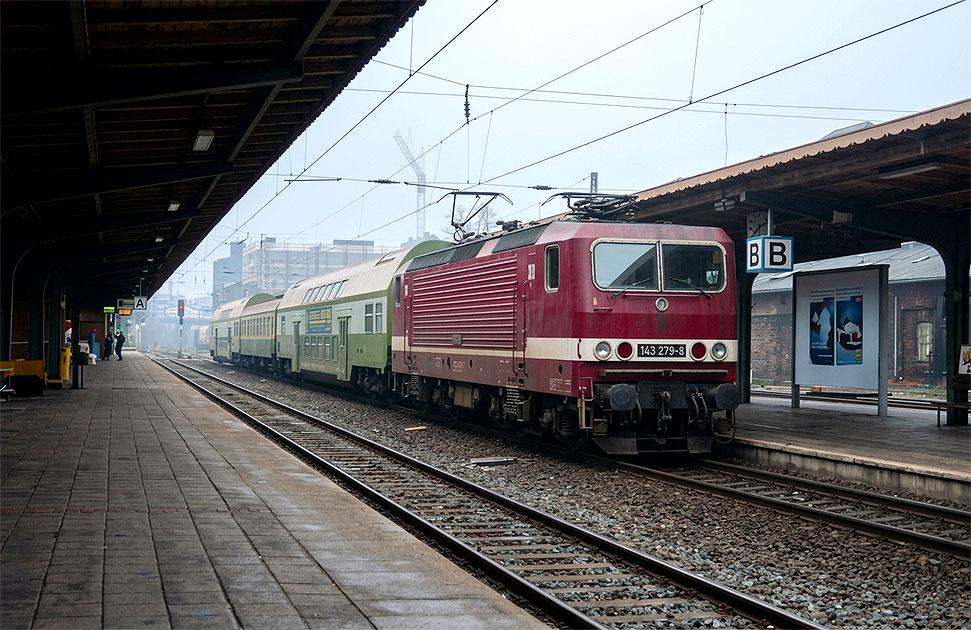 Eine Lok der Baureihe 143 in Schwerin Hbf
