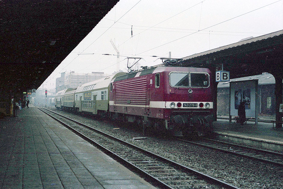 Eine Lok der Baureihe 143 in Schwerin Hbf