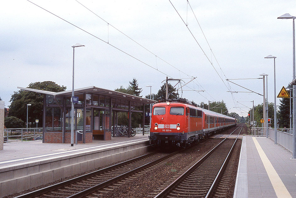 Eine Lok der Baureihe 110 im Bahnhof Horst