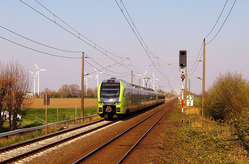 Zwei Nordbahn Flirt Triebwagen im Bahnhof Herzhorn an der Marschbahn von Hamburg nach Westerland