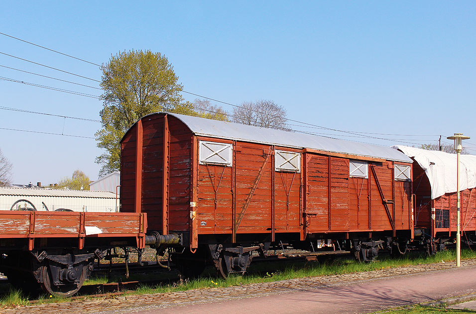 Ein Museums-Güterwagen am Bahnhof Glückstadt