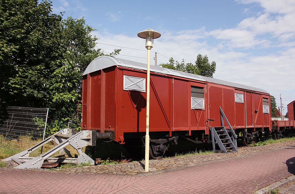 Museums-Güterwagen in Glückstadt am Bahnhof