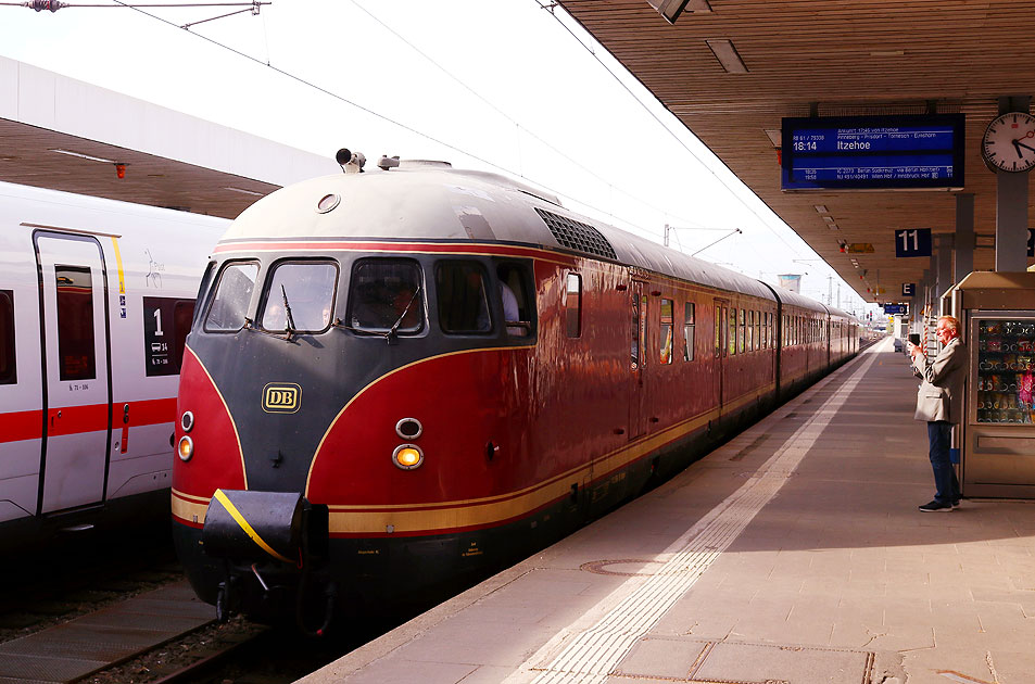 Ein VT 12 - Baureihe 612 im Bahnhof Hamburg-Altona