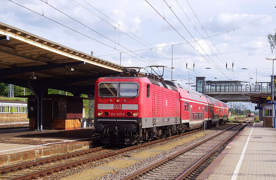 Eine Lok der Baureihe 143 im Bahnhof Falkenberg (Elster)