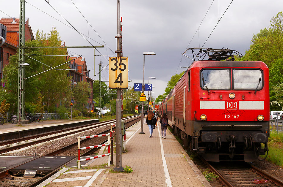 Eine Lok der Baureihe 112 im Bahnhof Bargteheide