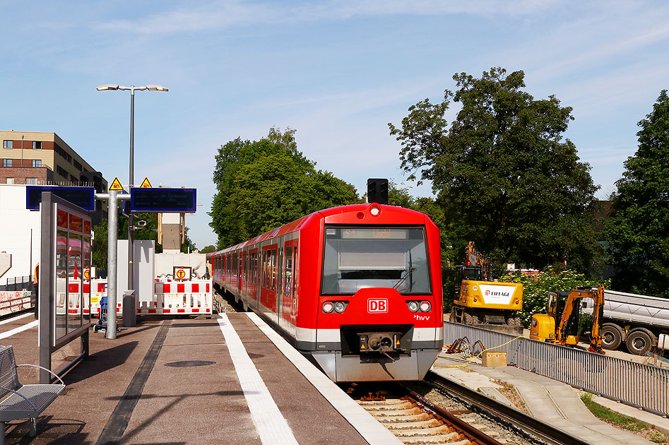 Eine S-Bahn im Bahnhof Ottensen in Hamburg