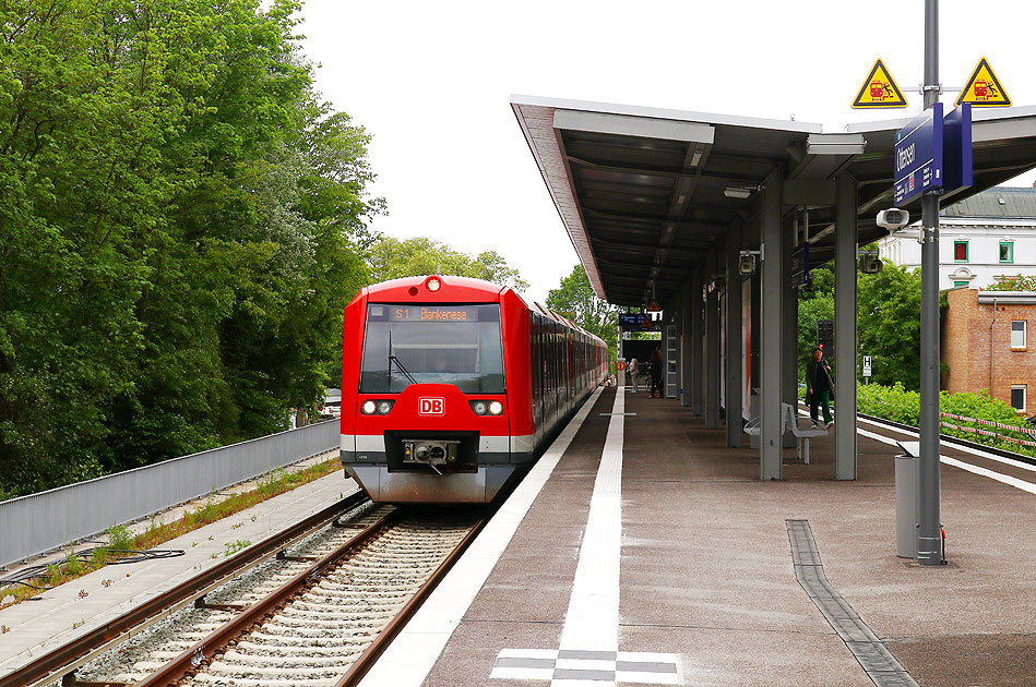 Eine S-Bahn im Bahnhof Ottensen in Hambug