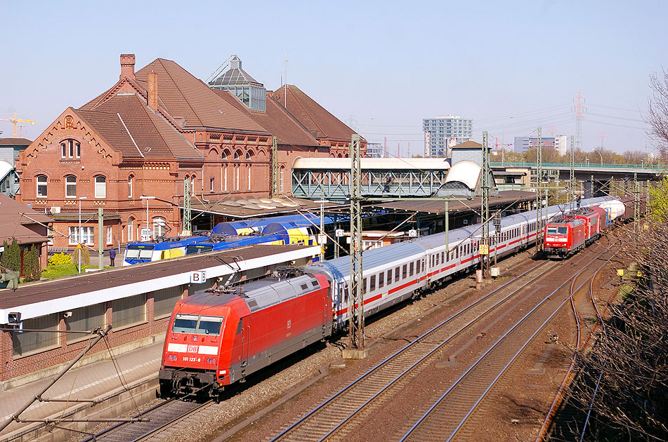 DB Baureihe 101 mit einem IC im Bahnhof Hamburg-Harburg