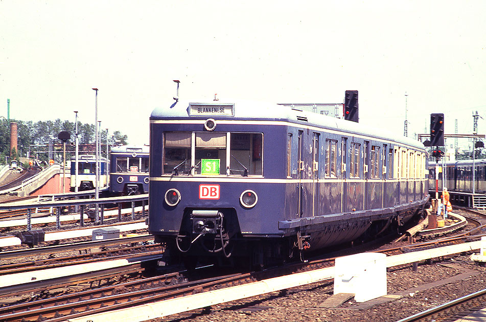 Der 471 072 verlässt den Bahnhof Hamburg-Altona