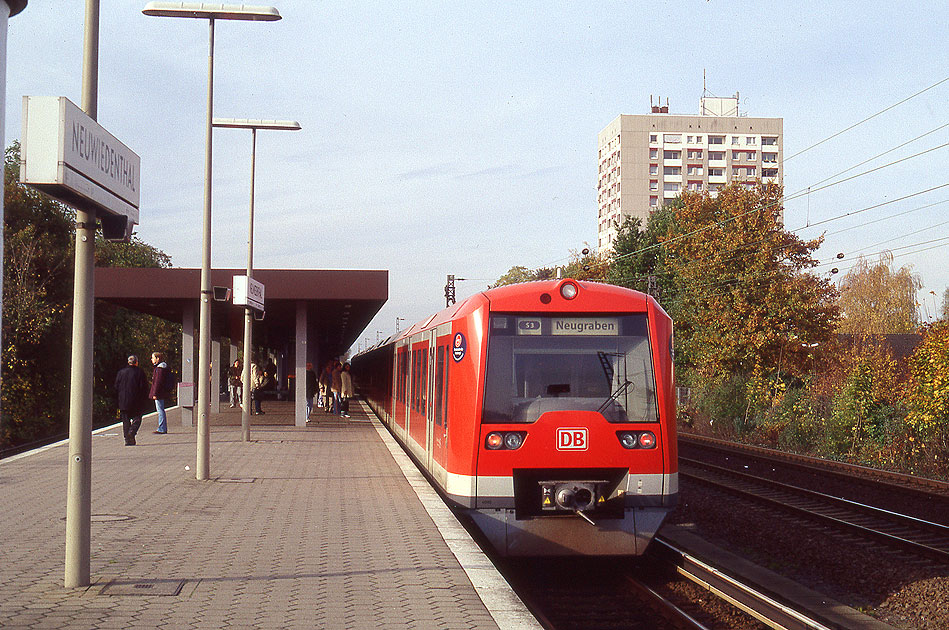 Eine S-Bahn der Baureihe 474 im Bahnhof Hamburg-Neuwiedenthal
