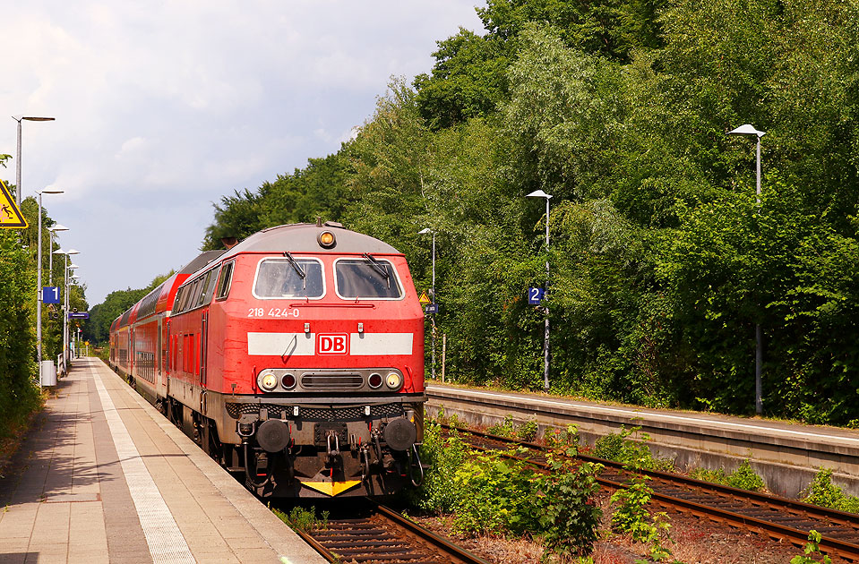 Eine Lok der Baureihe 218 im Bahnhof Bad Schwartau