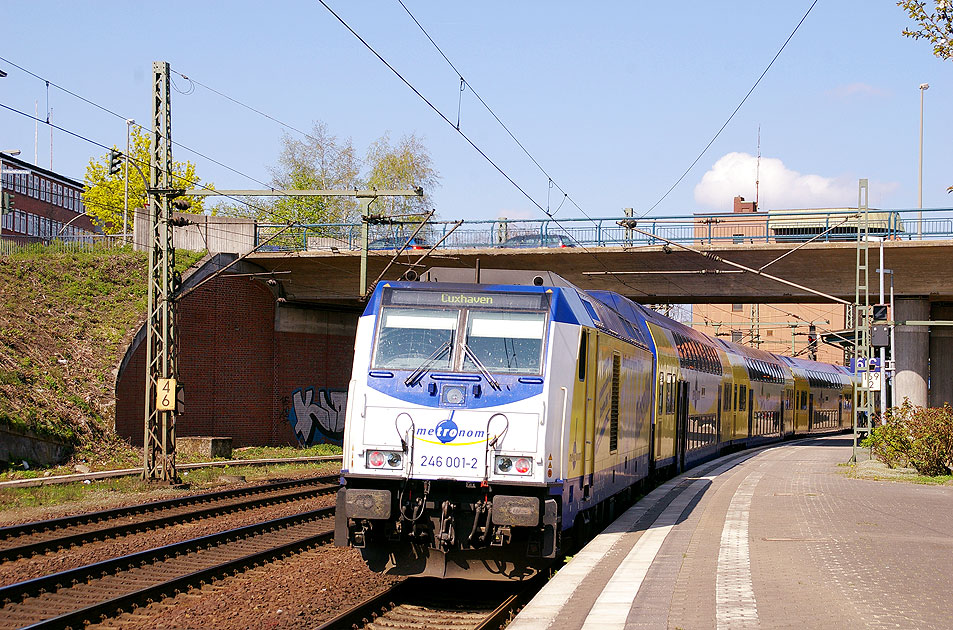 Die Metronom 246 001-2 im Bahnhof Hamburg-Harburg