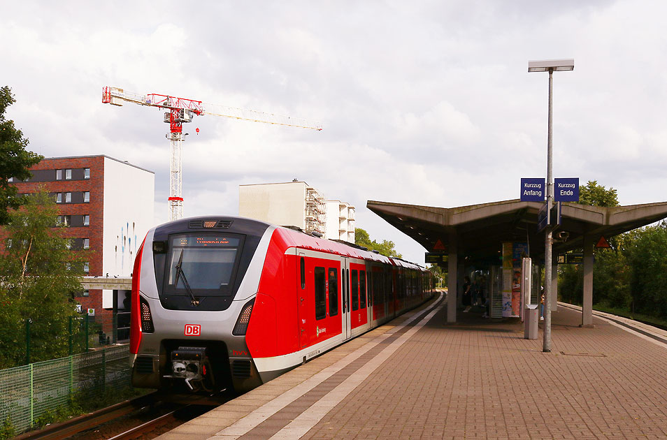 Eine S-Bahn der Baureihe 490 im Bahnhof Stellingen