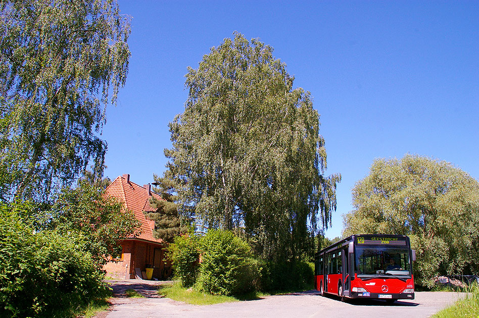 Ein VHH Bus neben dem Bahnhof Kirchwerder-Howe an der Hamburger Marschbahn