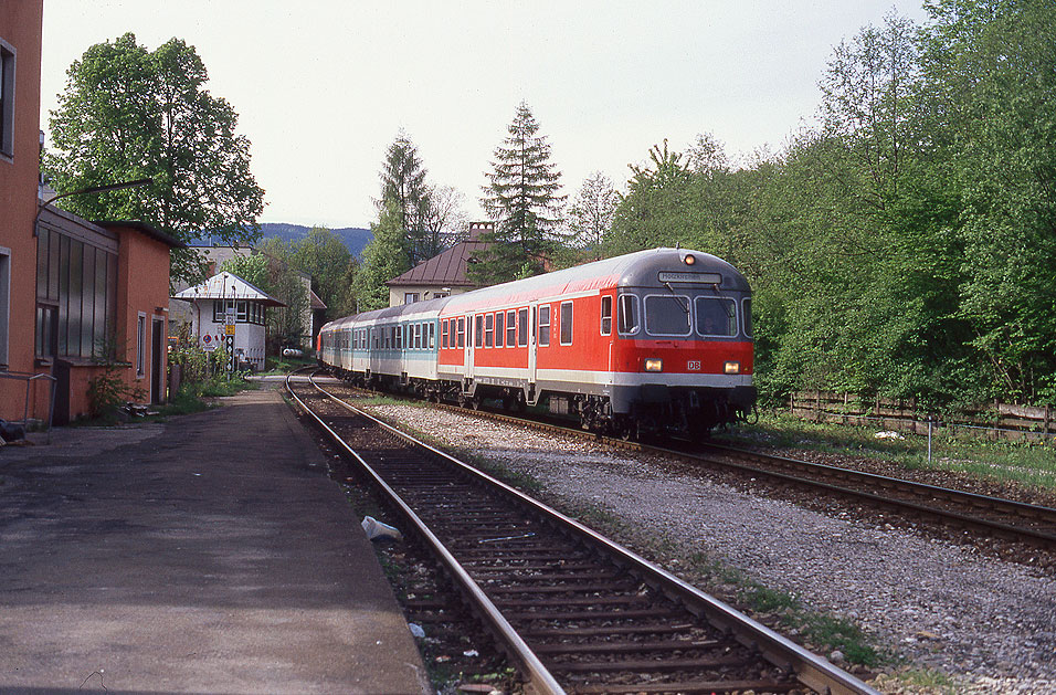 Ein Wendezug von Bayrischzell nach Holzkirchen im Bahnhof Miesbach in Bayern