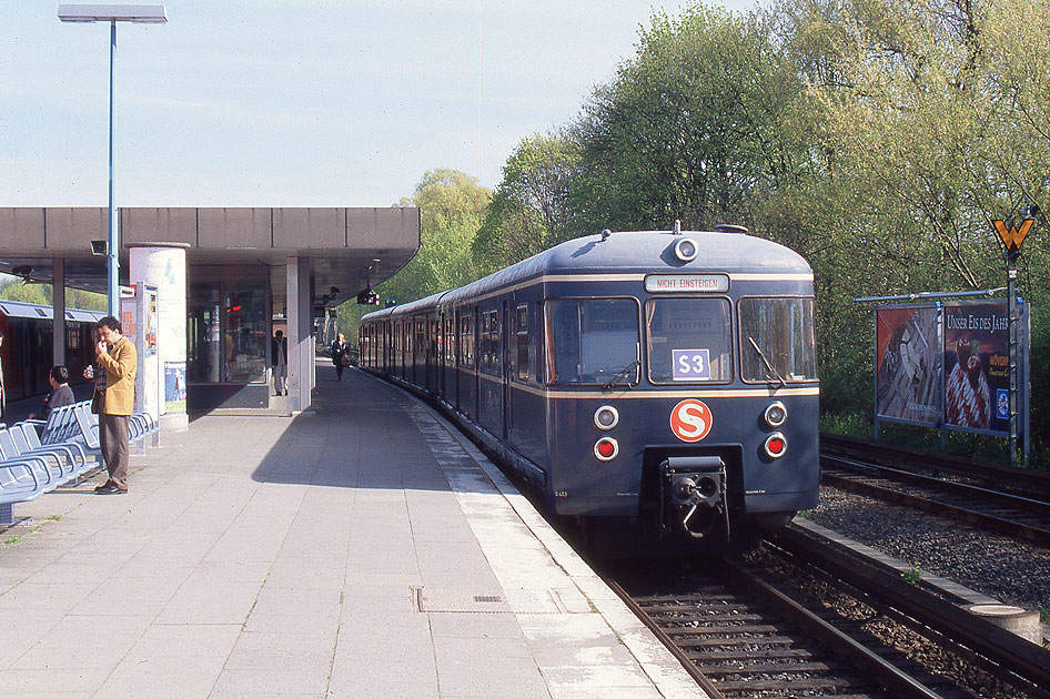 Der 470 103 der Hamburger S-Bahn im Bahnhof Ohlsdorf