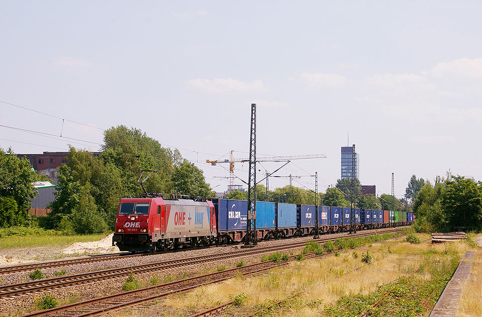 OHE Lok mit einem Containerzug in Hamburg