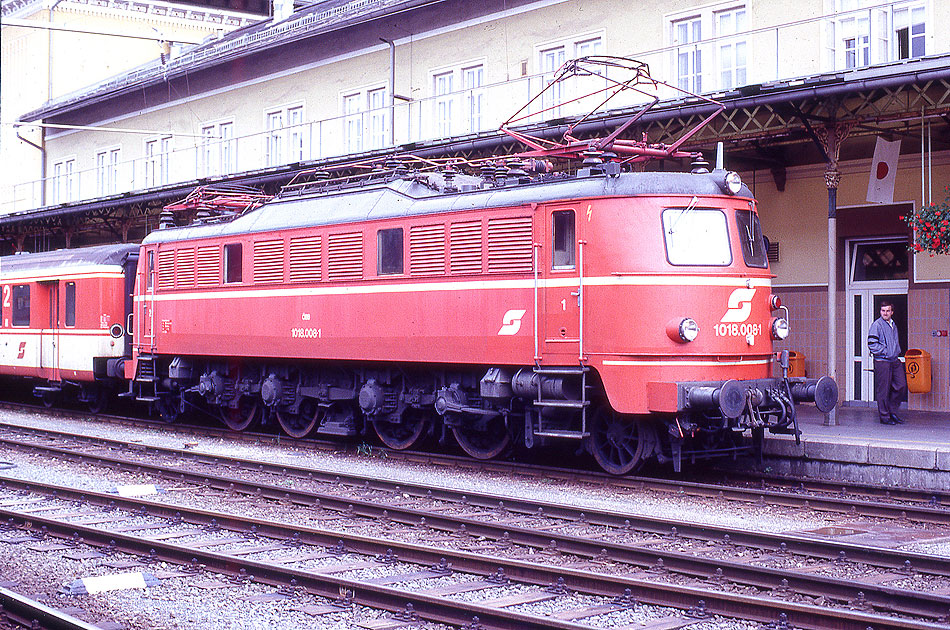 Eine ÖBB Lok der Baureihe 1018 in Salzburg Hbf