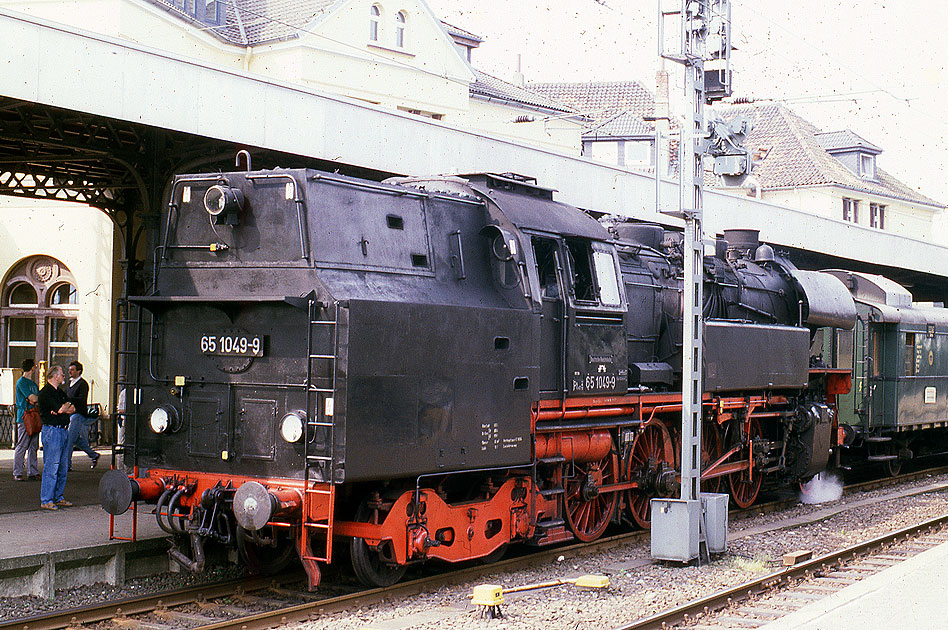 Die 65 1049-9 im Bahnhof Hameln