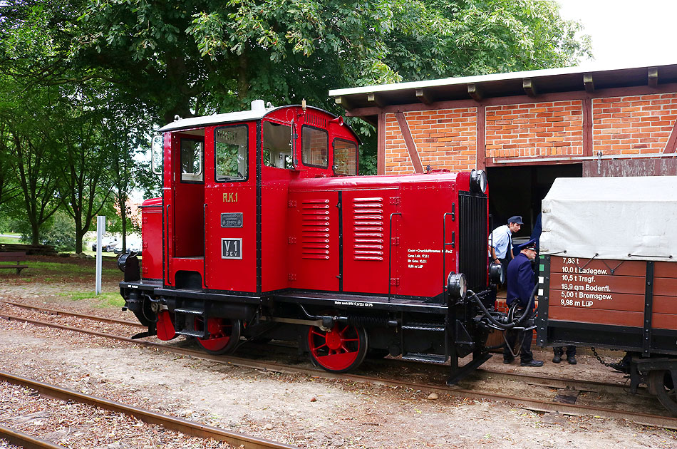 Die Lok V 1 vom DEV vormals Rendsburger Kreisbahn im Bahnhof Heiligenberg