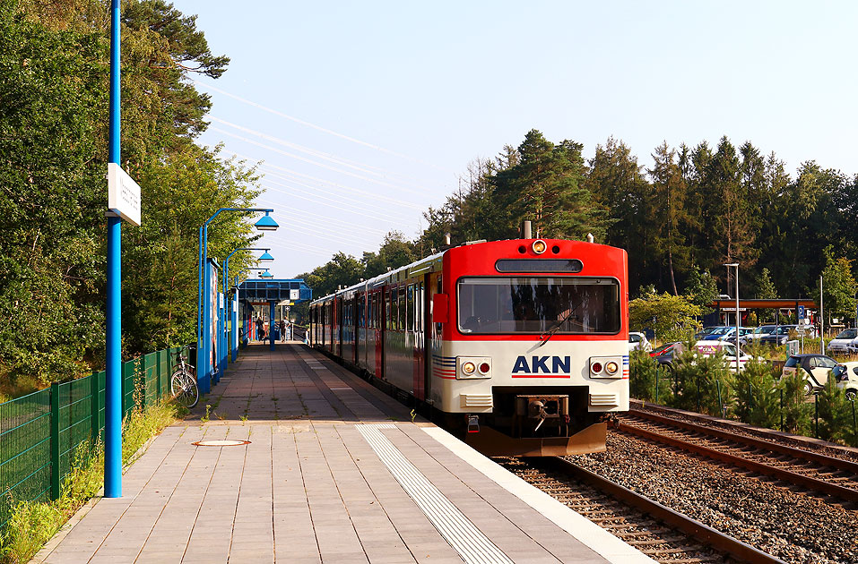 Zwei AKN VTA Triebwagen im Bahnhof Meschensee an der Alsternordbahn