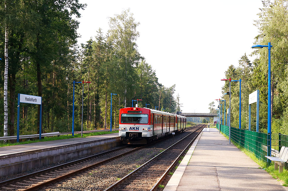 Die AKN im Bahnhof Haslohfurth an der Alsternordbahn