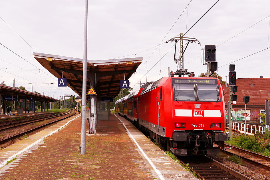 Der Bahnhof Magdeburg-Buckau mit der 146 018
