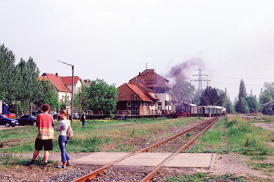 Die Dampflok Karoline vor dem Bahnhof in Geesthacht