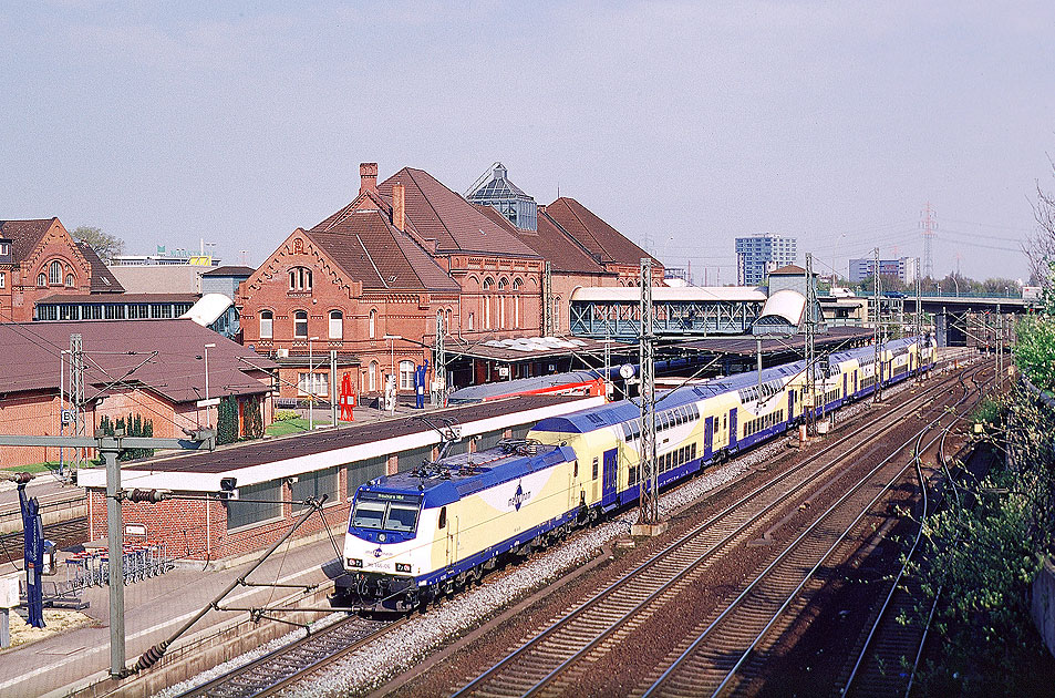 Bahnhof Hamburg-Harburg mit einem Metronom