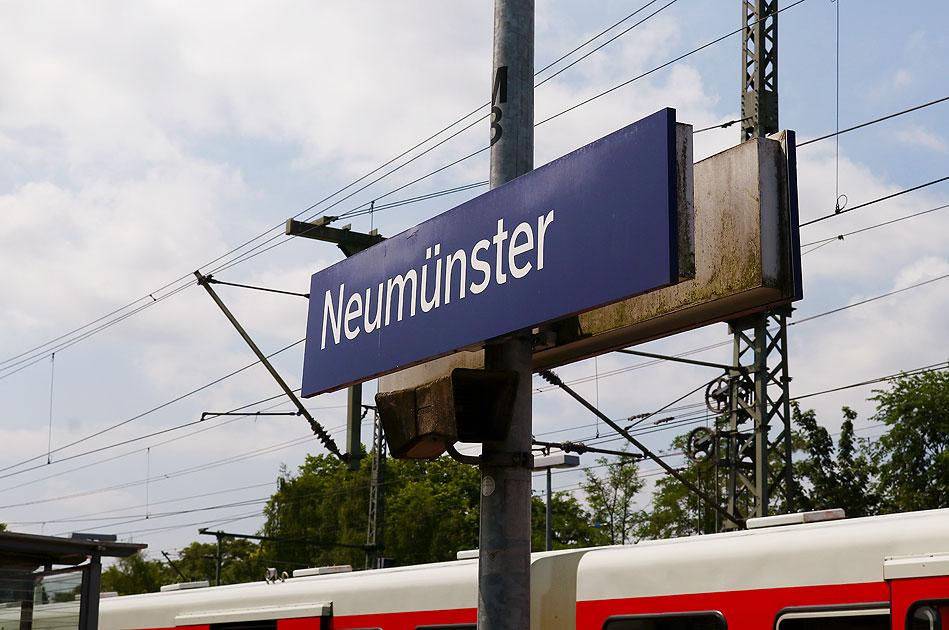 Ein Bahnhofsschild im Bahnhof Neumünster