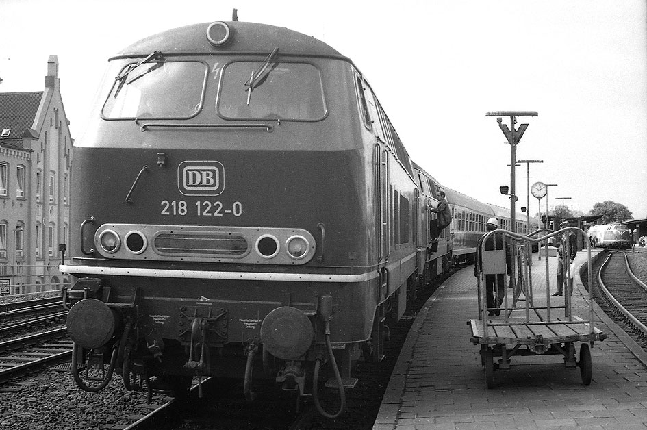 DB 218 122-0 - DB Baureihe 218 im Bahnhof Neumünster