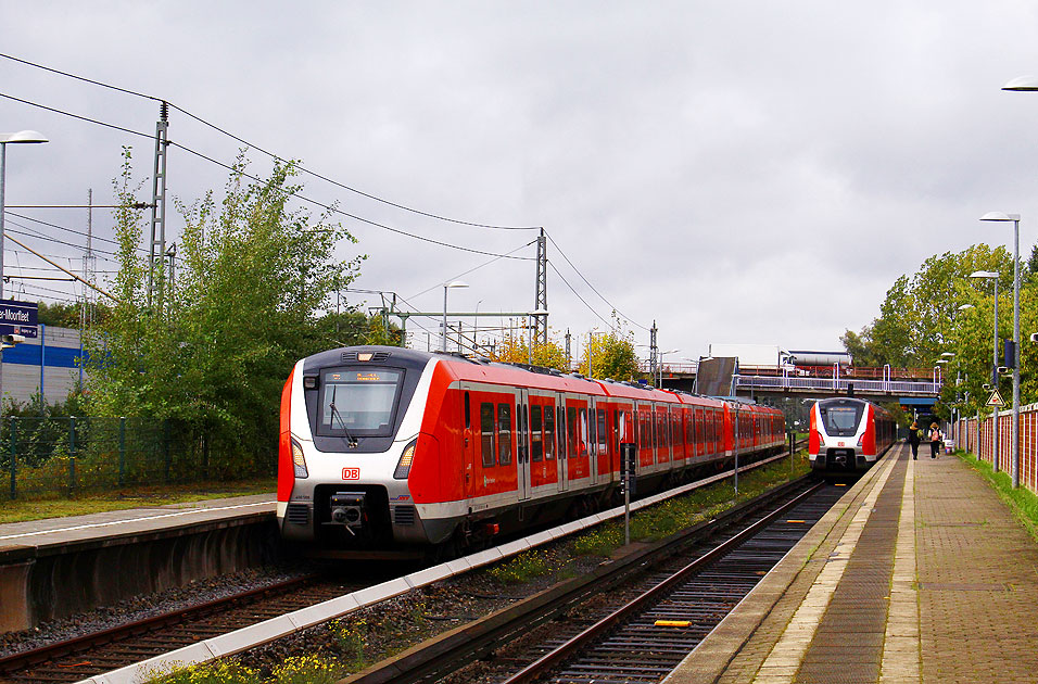 Zwei S-Bahnen der Baureihe 490 im Bahnhof Billwerder Moorfleet der Hamburger S-Bahn