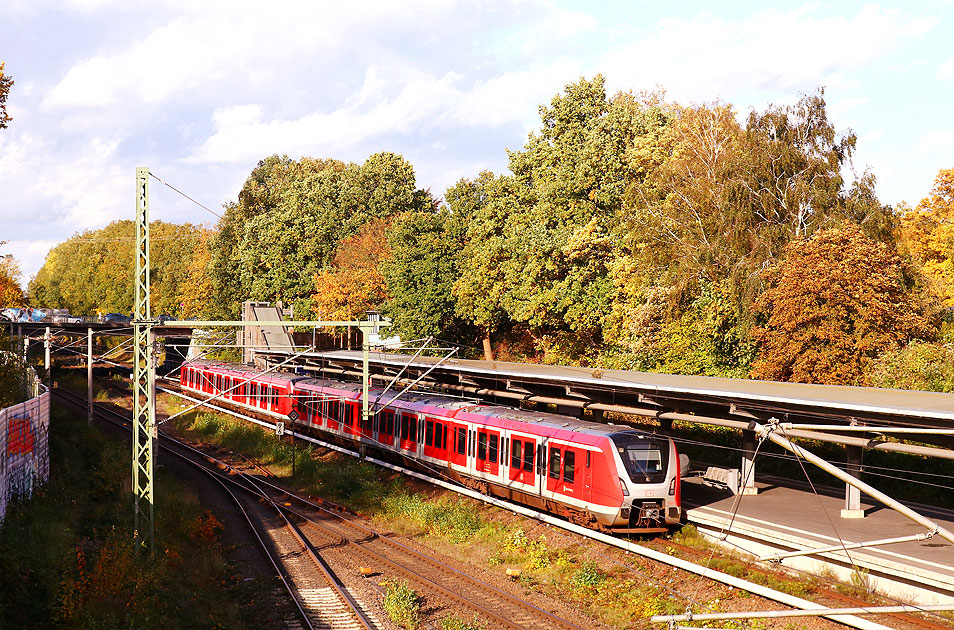 Eine S-Bahn der Baureihe 490 im Bahnhof Rübenkamp