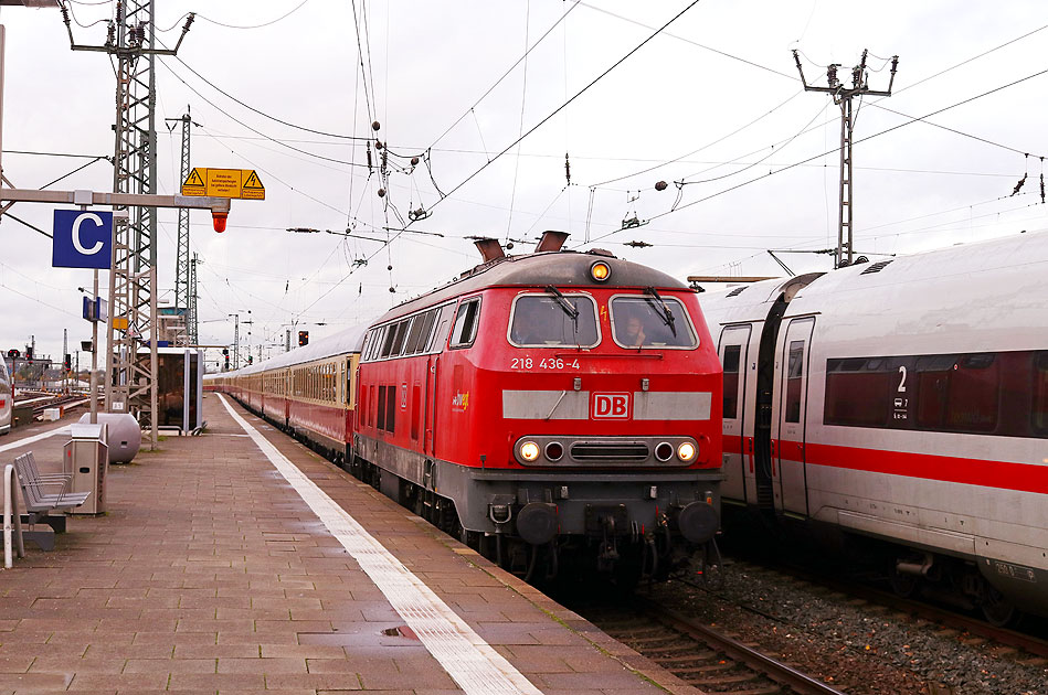 Die 218 436-4 im Bahnhof Hamburg-Altona