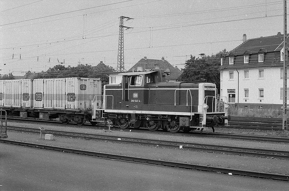 Eine Lok der Baureihe 260 im Bahnhof Offenburg
