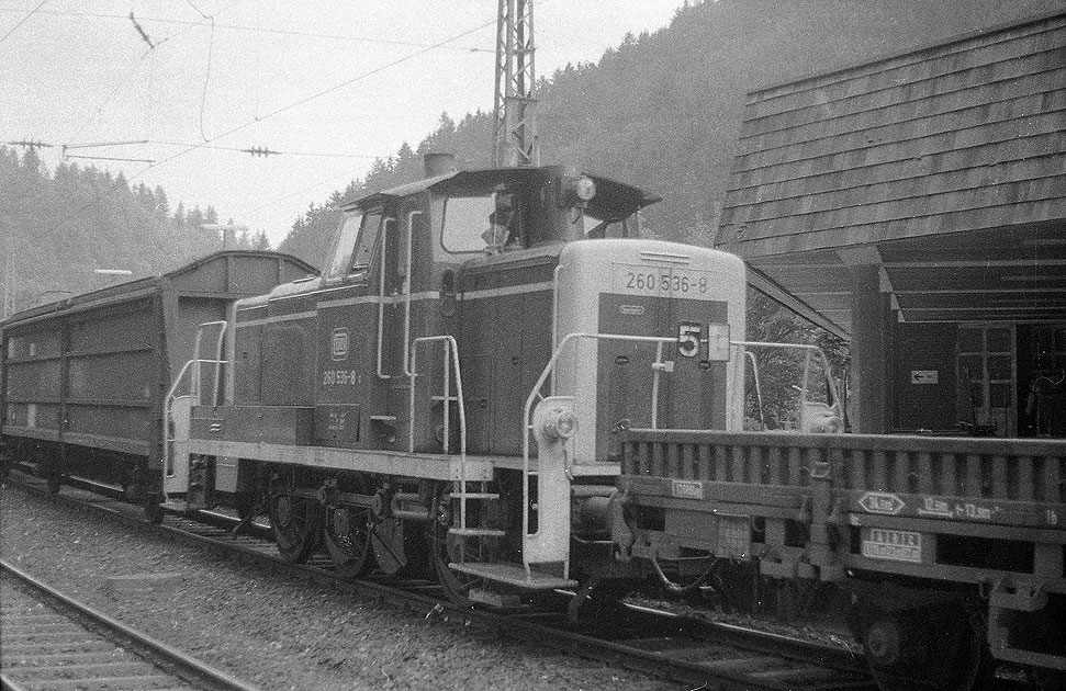 Eine Lok der Baureihe 260 im Bahnhof Triberg an der Schwarzwaldbahn