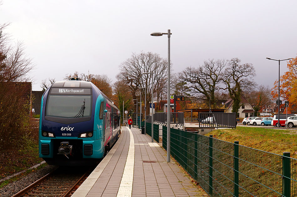Ein Triebwagen der weltweit ersten batterieelektrischen Zugflotte der Nah-SH Baureihe 526 im Bahnhof Kiel-Oppendorf