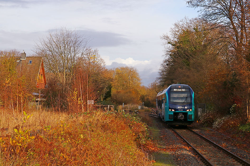 Die Mitfahrt in den Triebwagen der Baureihe 526 macht Freude - Ein Erixx-Triebwagen in Kiel-Oppendorf
