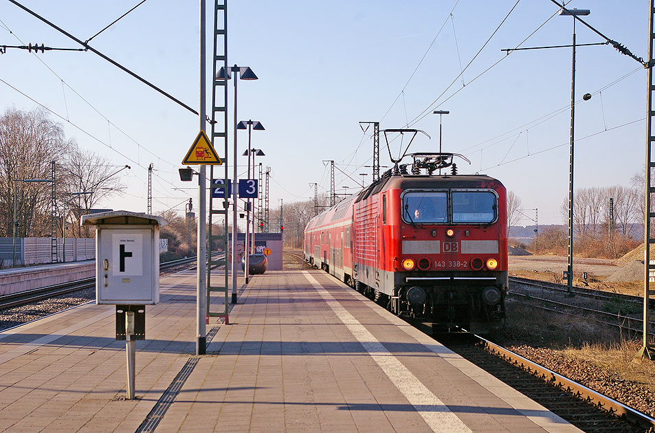 Die 143 338-2 mit einem RE im Bahnhof Königslutter
