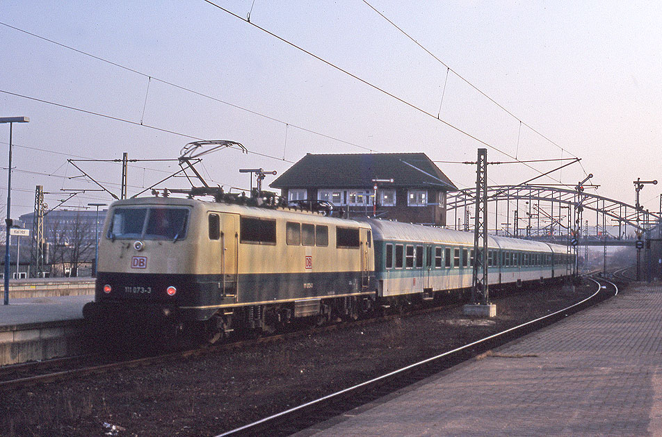 Die 111 073-3 in Kiel Hbf mit einem RE von Kiel Hbf nach Hamburg Hbf über Elmshorn