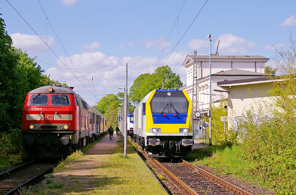 Die 218 330-9 mit einer Maxima von Voith im Bahnhof Lüneburg Westseite