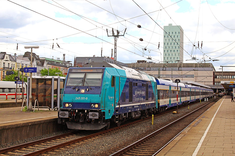 Eine Lok der Baureihe 245 in Hamburg-Altona