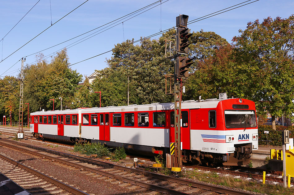Ein VTA Triebwagen der AKN Eisenbahn im Bahnhof Elmshorn