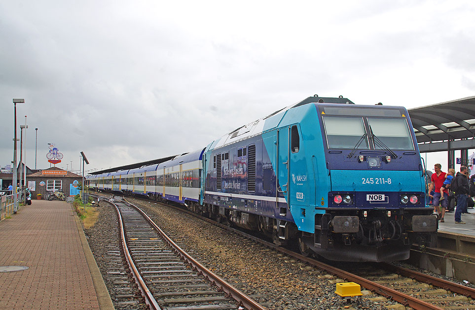 Im Bahnhof Westerland eine Lok der Baureihe 245