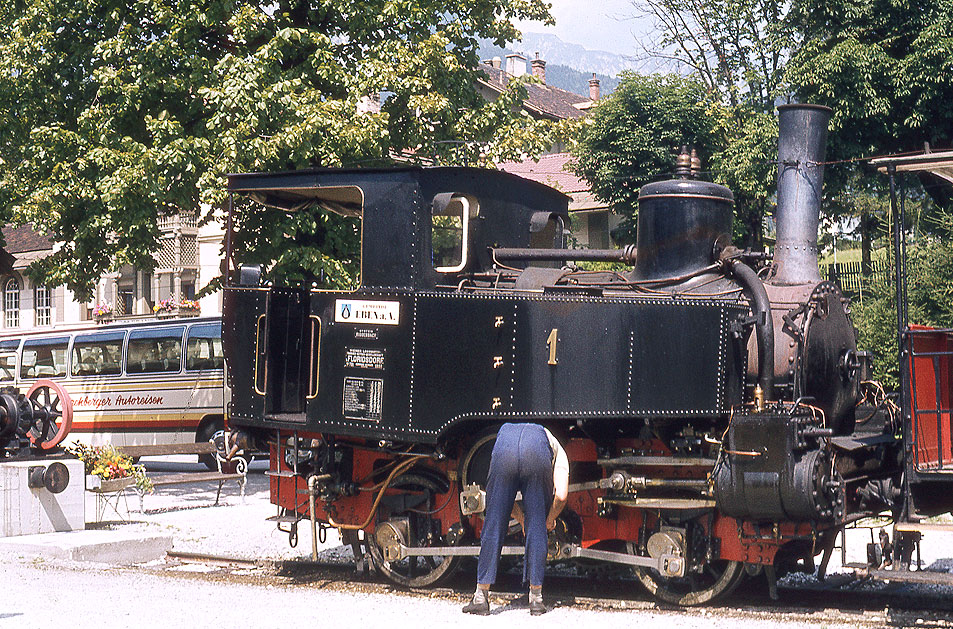 Die Lok 1 der Achenseebahn im Bahnhof Jenbach