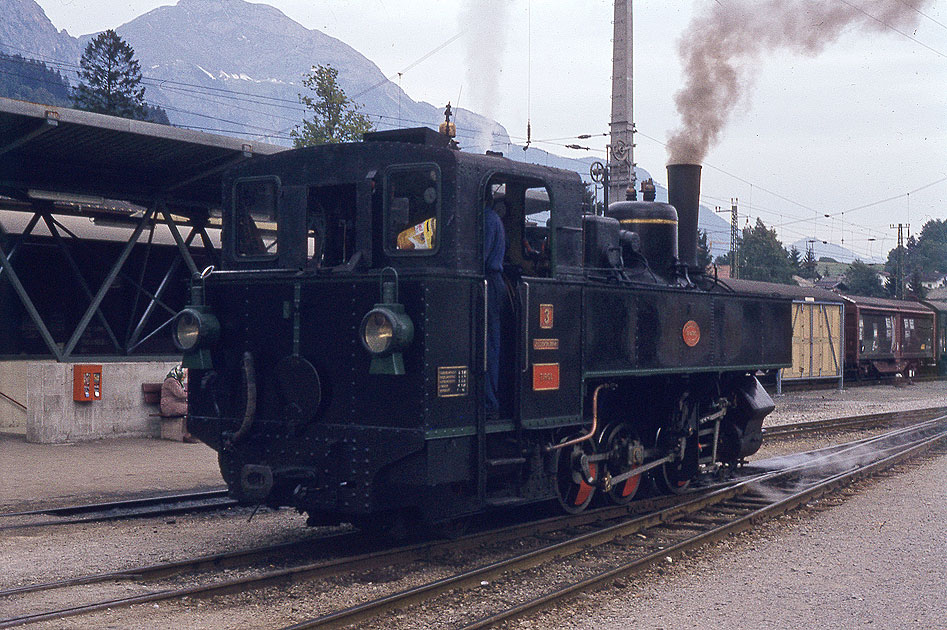Die Lok 3 der Zillertalbahn im Bahnhof Jenbach