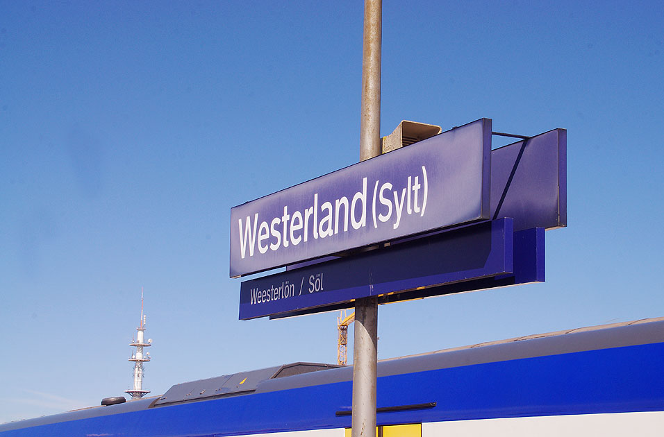 Das Bahnhofsschild vom Bahnhof Westerland auf Sylt