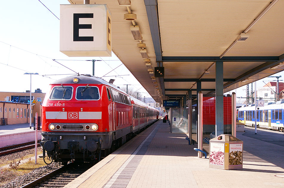 DB Baureihe 218 in Hildesheim Hbf - Lok 218 450-5